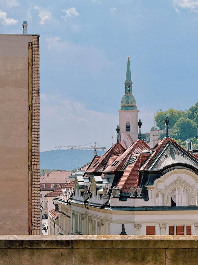 nakláňanie za novými výhľadmi🪟

#bratislava #slovakia #spring